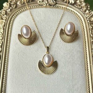 Gold Fan Pearl Jewelry Set – Necklace & Earrings – Stainless Steel